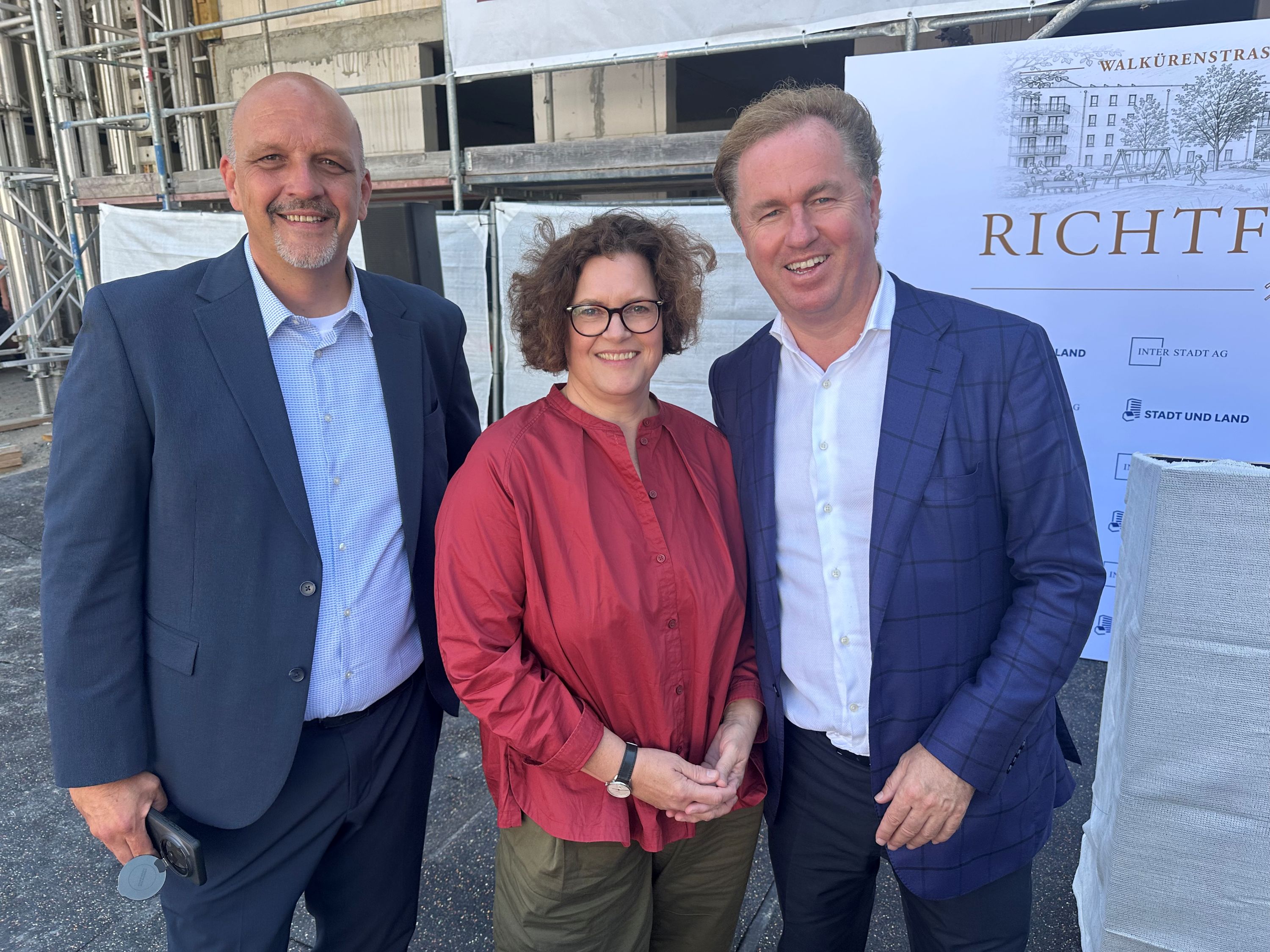 Staatssekretär Stephan Machulik, Bezirksstadträtin Camilla Schuler und Christian Gérôme beim Richtfest an der Walkürenstraße – hier entstehen 234 geförderte Mietwohnungen für Berlin-Karlshorst | BERLINboxx